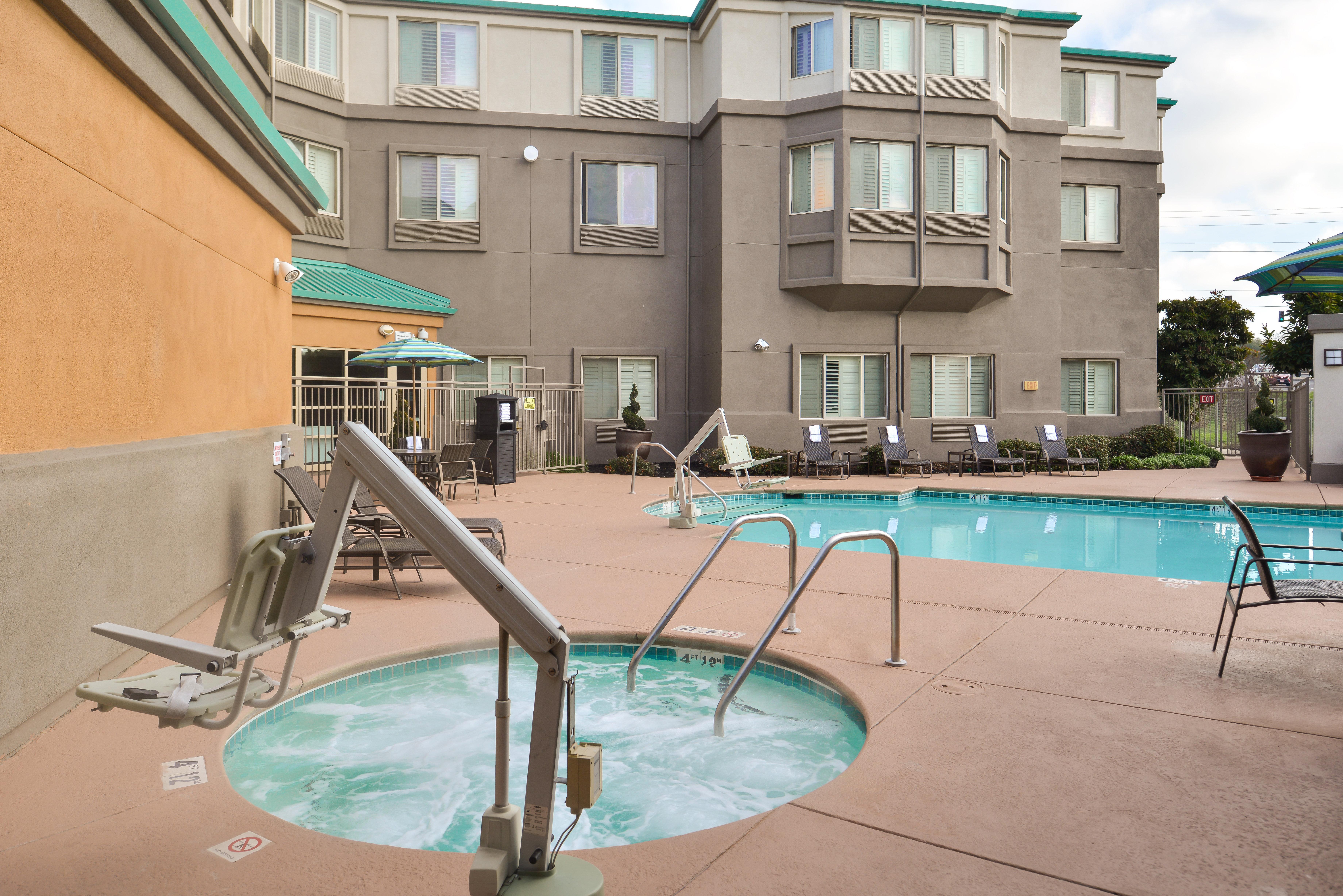 Holiday Inn Express & Suites Elk Grove Central - Hwy 99 By Ihg Exterior photo